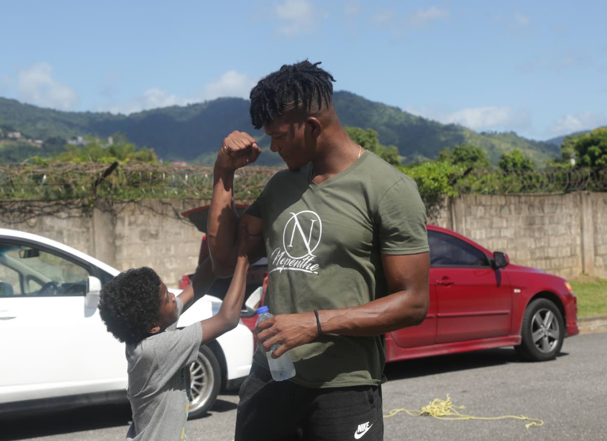 Keshorn, Bmobile host children&rsquo;s Christmas party