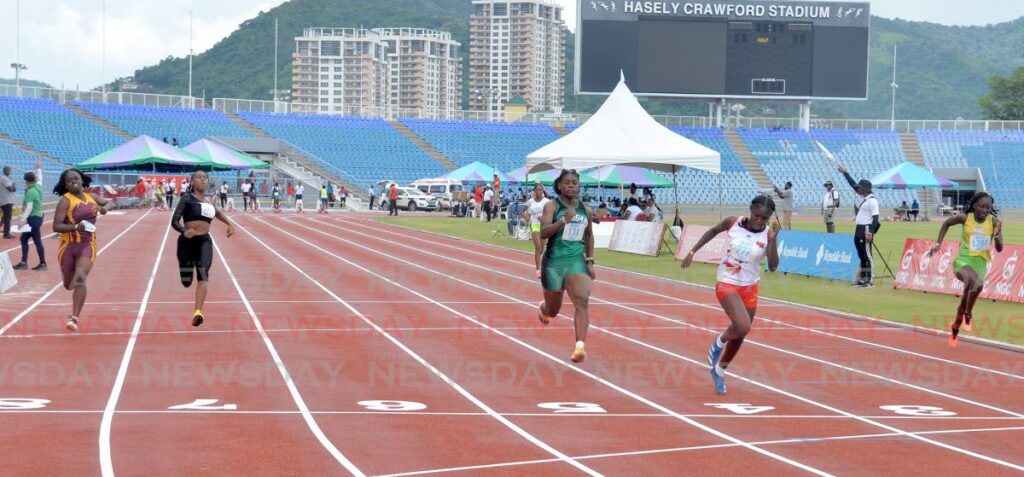 09_lalenni_grant_breaks_13_year_discus_record_junior_champs.jpg